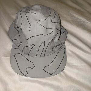 Arc'teryx Light Gray Cap with Abstract Design